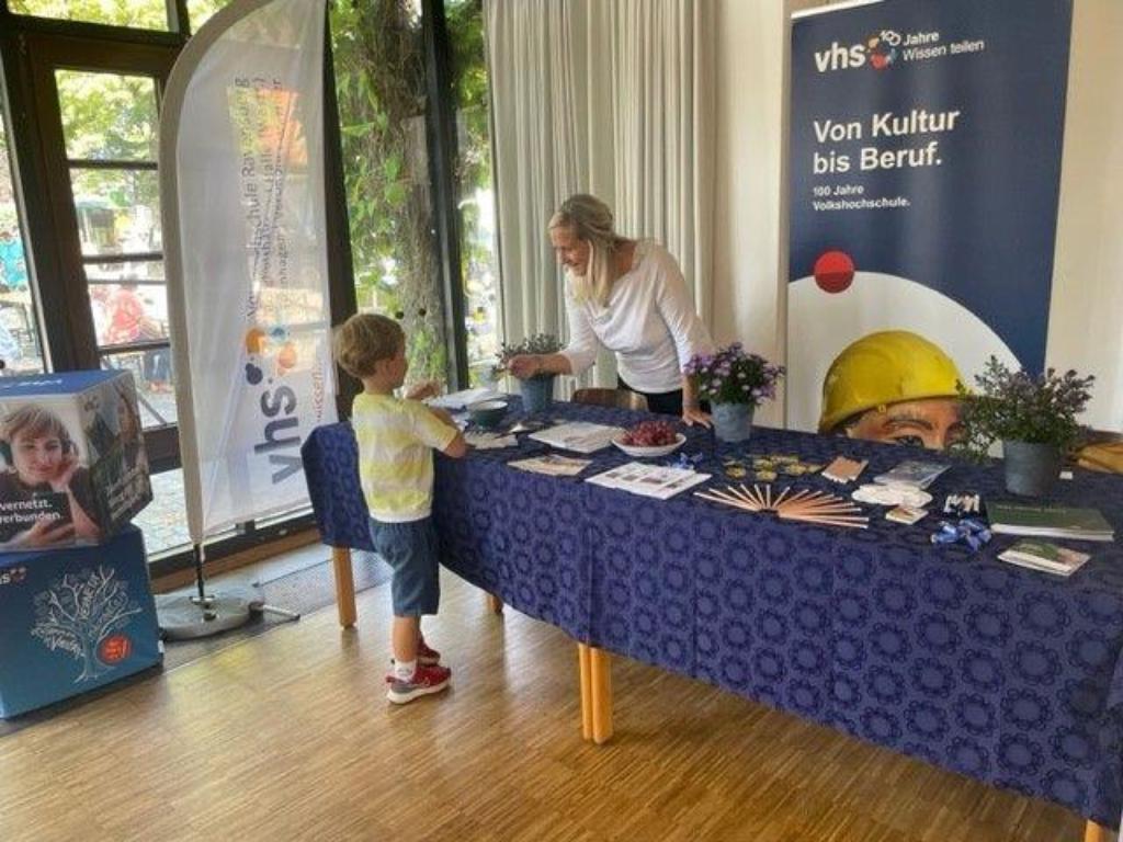 Bild vom Stand der Volkshochschule bei einem Umweltmarkt